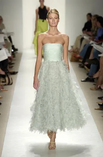 Prettiest Spring 2004 Oscar de la Renta Pale Green Strapless Chiffon 'Feather' Petal Skirt Dress